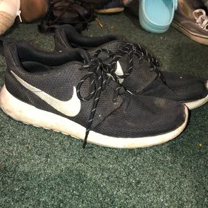 black nike roshe
